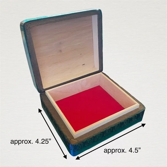 Small Handmade Polish Box with Carved Painted Lacquered Flowers - Picture 10 of 11